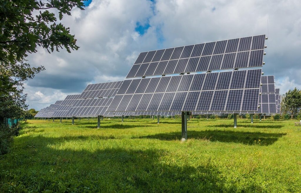 Granada lidera la energía renovable en España. Descubre cómo sus plantas solares y empresas de energía expanden la energía verde hacia América Latina.